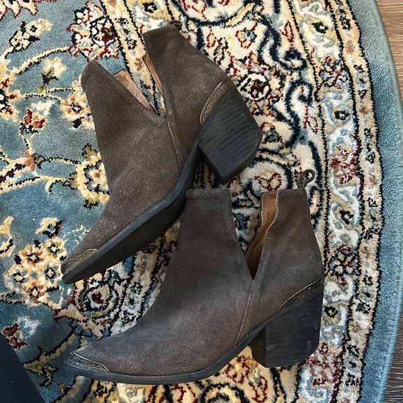 Jeffrey Campbell Hunt the Plains Olive Bootie size 8 lightly worn and loved - Picture 5 of 8